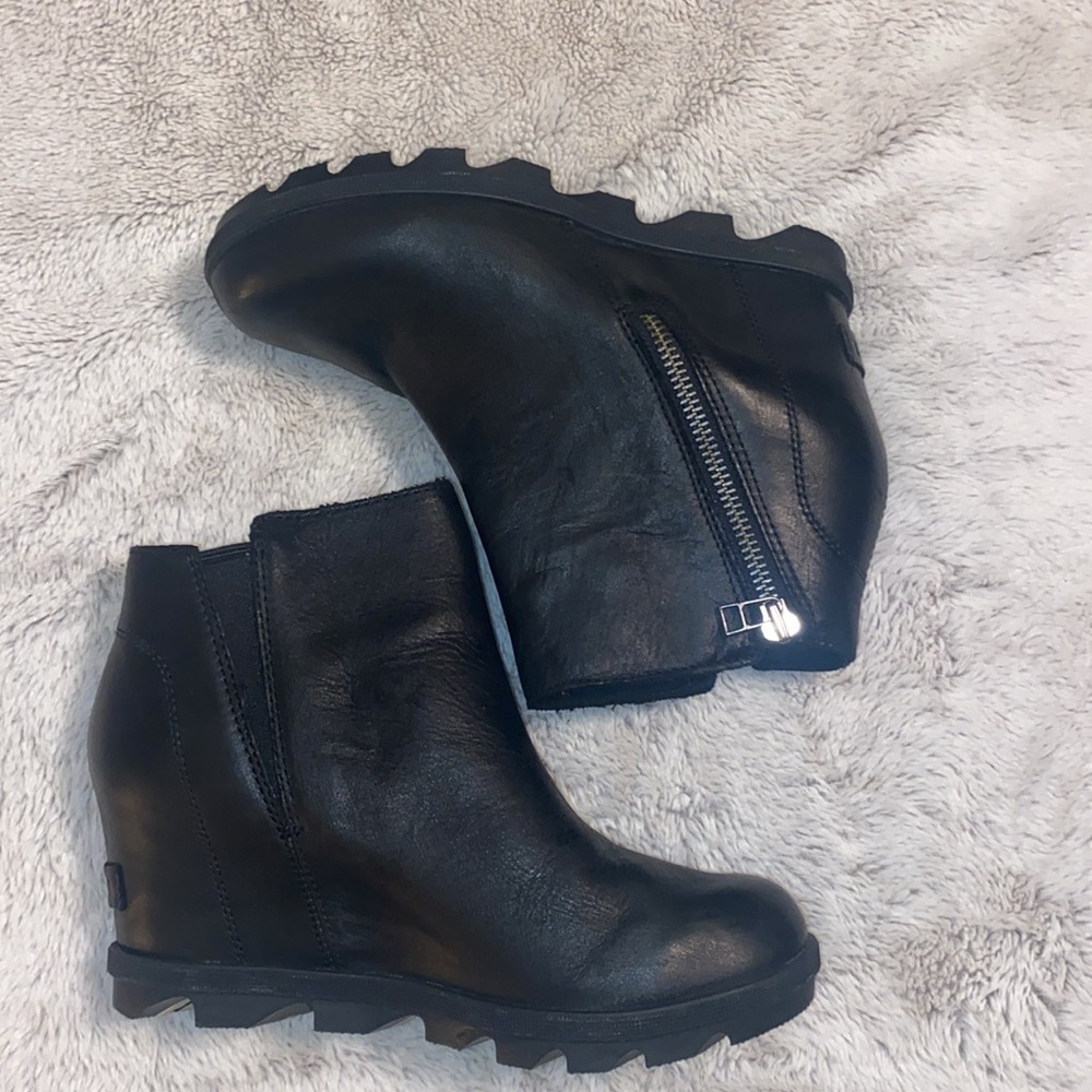 Sorel Joan of Arctic Black Wedge Ankle Boots - size 8 - only worn once!